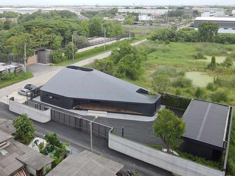 ASWA 将办公室包裹在金属黑色铝材中，模仿该品牌的包装产品