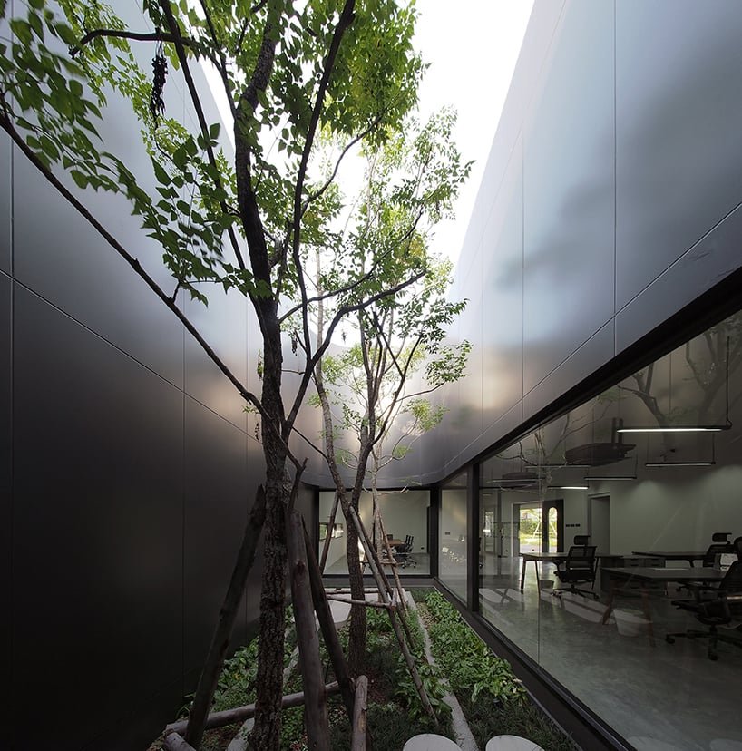 ASWA 将办公室包裹在金属黑色铝材中，模仿该品牌的包装产品