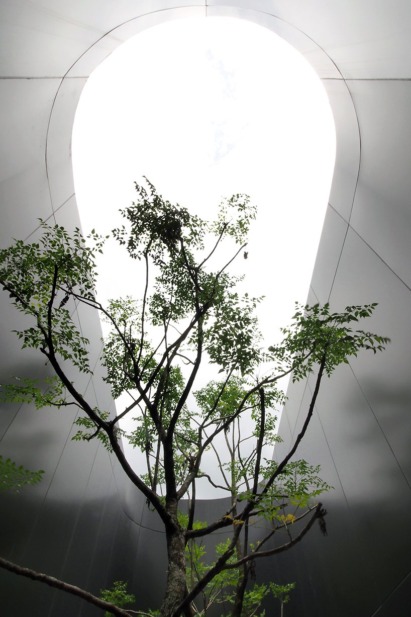 ASWA 将办公室包裹在金属黑色铝材中，模仿该品牌的包装产品