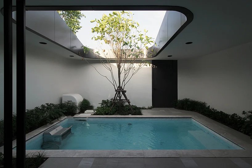 ASWA 将办公室包裹在金属黑色铝材中，模仿该品牌的包装产品