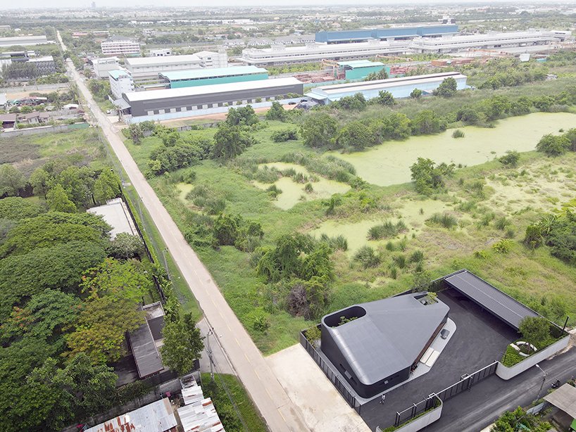 ASWA 将办公室包裹在金属黑色铝材中，模仿该品牌的包装产品