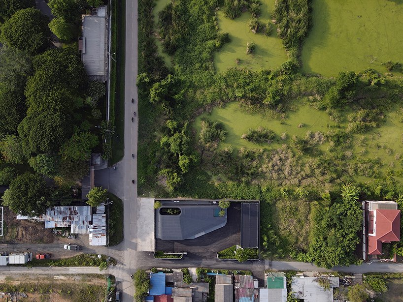 ASWA 将办公室包裹在金属黑色铝材中，模仿该品牌的包装产品