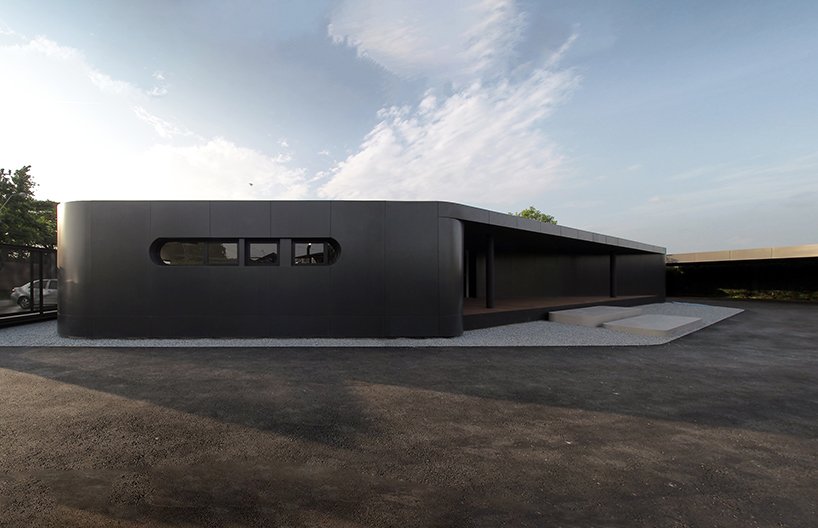 ASWA 将办公室包裹在金属黑色铝材中，模仿该品牌的包装产品