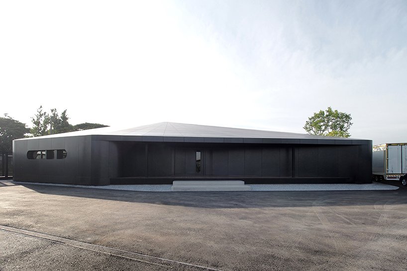 ASWA 将办公室包裹在金属黑色铝材中，模仿该品牌的包装产品