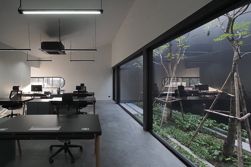 ASWA 将办公室包裹在金属黑色铝材中，模仿该品牌的包装产品