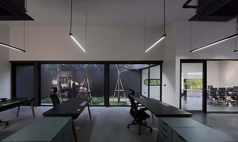 ASWA 将办公室包裹在金属黑色铝材中，模仿该品牌的包装产品