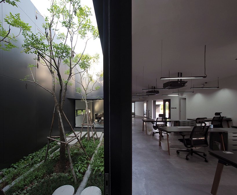 ASWA 将办公室包裹在金属黑色铝材中，模仿该品牌的包装产品