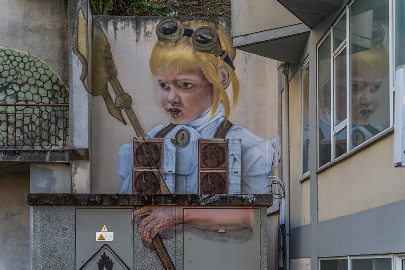 葡萄牙 SFHIR 的这幅涂鸦中，一条巨蛇沿着巨大的楼梯向下移动