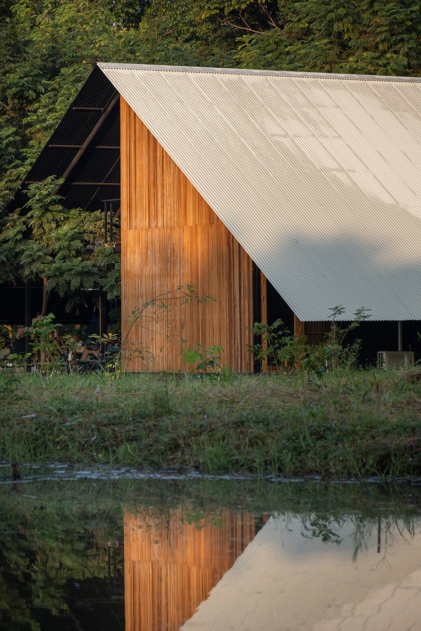 旧木框架和钢山墙屋顶建造了泰国谢尔梅克的工作室 旧木框架和钢山墙屋顶建造了泰国谢尔梅克的工作室