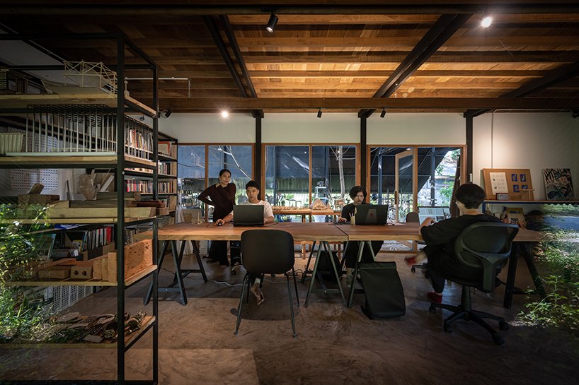 旧木框架和钢山墙屋顶建造了泰国谢尔梅克的工作室 旧木框架和钢山墙屋顶建造了泰国谢尔梅克的工作室