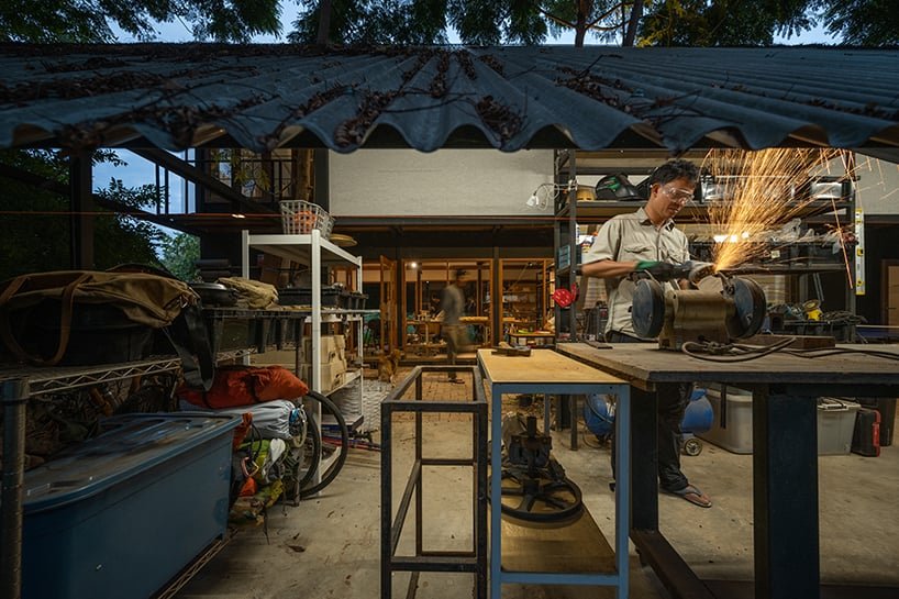 旧木框架和钢山墙屋顶建造了泰国谢尔梅克的工作室 旧木框架和钢山墙屋顶建造了泰国谢尔梅克的工作室