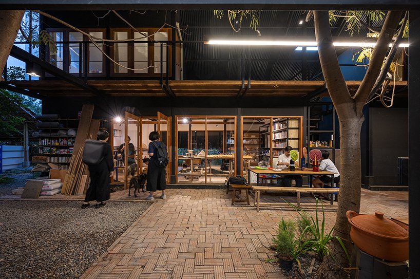 旧木框架和钢山墙屋顶建造了泰国谢尔梅克的工作室 旧木框架和钢山墙屋顶建造了泰国谢尔梅克的工作室