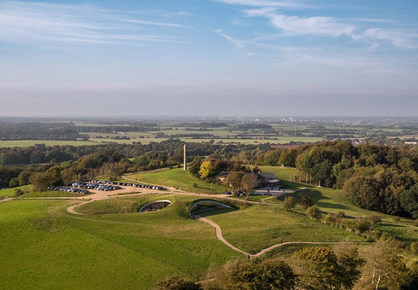 CEBRA 将其 skamlingsbanken 中心嵌入丹麦连绵起伏的丘陵草地中 CEBRA 将其 skamlingsbanken 中心嵌入丹麦连绵起伏的丘陵草地中