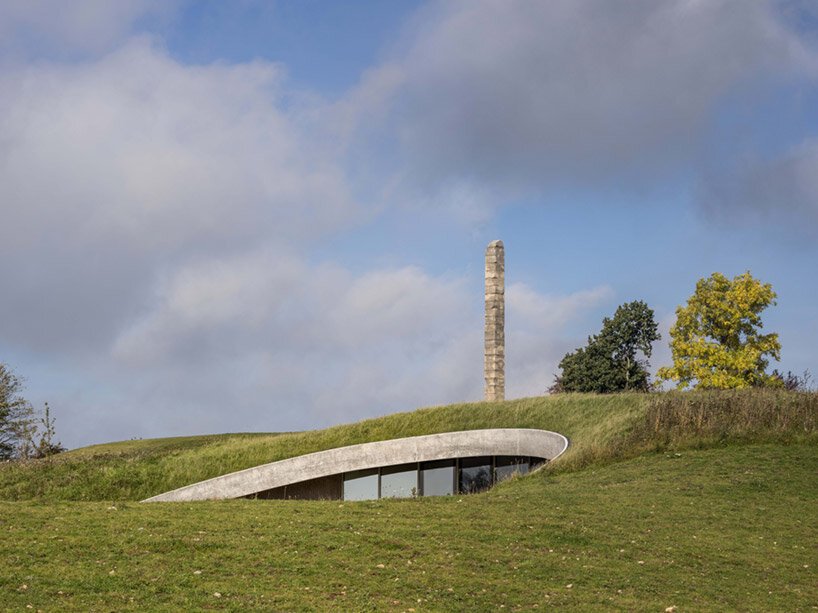 CEBRA 将其 skamlingsbanken 中心嵌入丹麦连绵起伏的丘陵草地中 CEBRA 将其 skamlingsbanken 中心嵌入丹麦连绵起伏的丘陵草地中