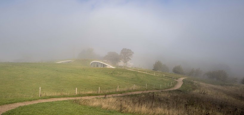 CEBRA 将其 skamlingsbanken 中心嵌入丹麦连绵起伏的丘陵草地中 CEBRA 将其 skamlingsbanken 中心嵌入丹麦连绵起伏的丘陵草地中