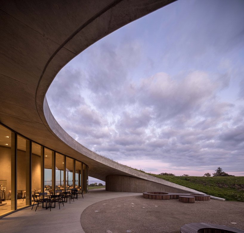 CEBRA 将其 skamlingsbanken 中心嵌入丹麦连绵起伏的丘陵草地中 CEBRA 将其 skamlingsbanken 中心嵌入丹麦连绵起伏的丘陵草地中