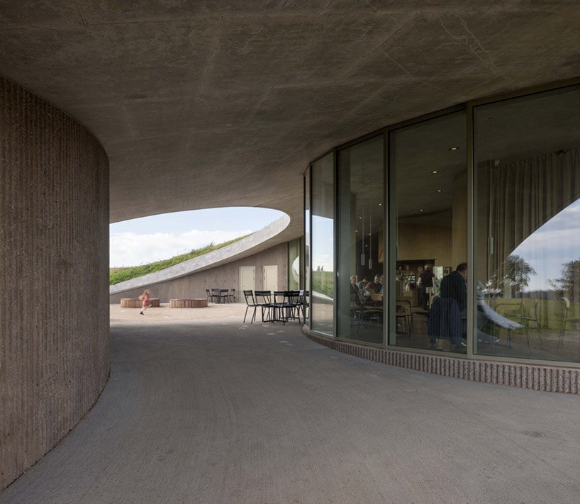 CEBRA 将其 skamlingsbanken 中心嵌入丹麦连绵起伏的丘陵草地中 CEBRA 将其 skamlingsbanken 中心嵌入丹麦连绵起伏的丘陵草地中