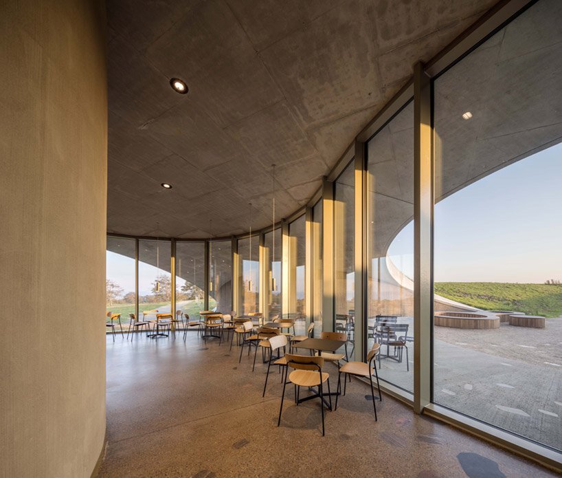 CEBRA 将其 skamlingsbanken 中心嵌入丹麦连绵起伏的丘陵草地中 CEBRA 将其 skamlingsbanken 中心嵌入丹麦连绵起伏的丘陵草地中