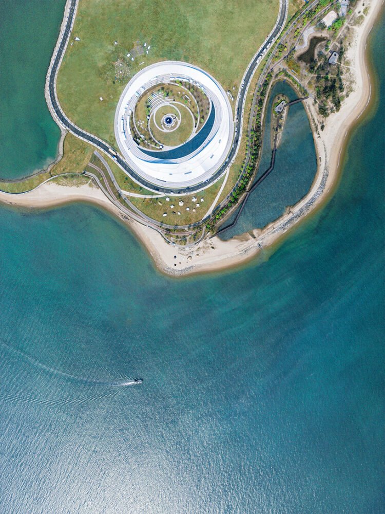 sou fujimoto’s‘sky mountain’curls up the coastal landscape of hainan province