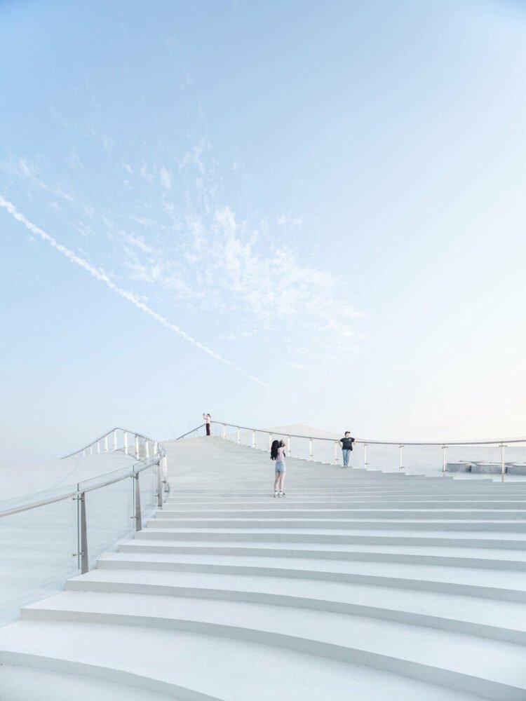 sou fujimoto’s‘sky mountain’curls up the coastal landscape of hainan province