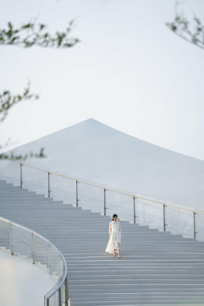 sou fujimoto’s‘sky mountain’curls up the coastal landscape of hainan province