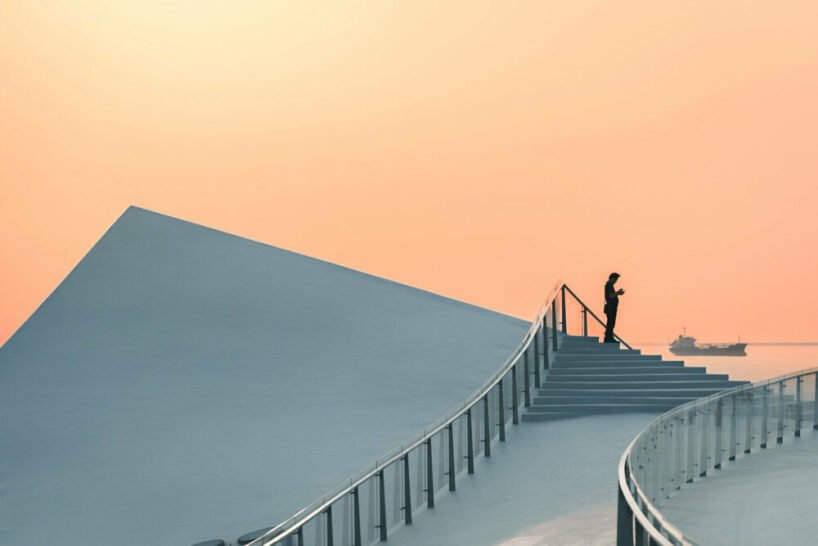 sou fujimoto’s‘sky mountain’curls up the coastal landscape of hainan province