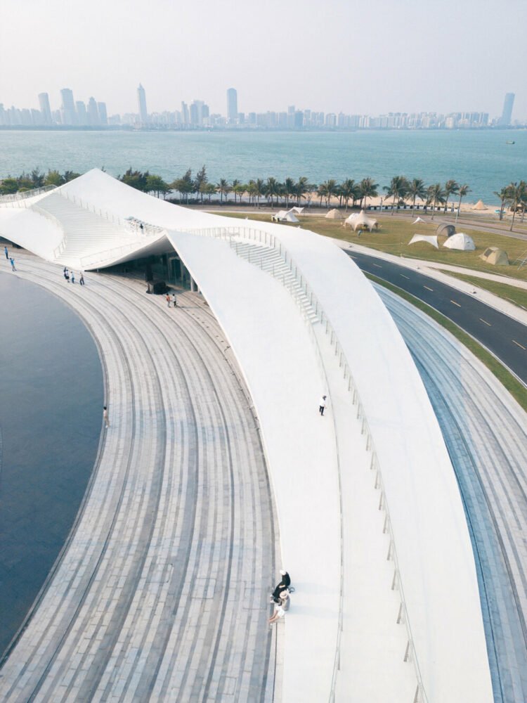sou fujimoto’s‘sky mountain’curls up the coastal landscape of hainan province