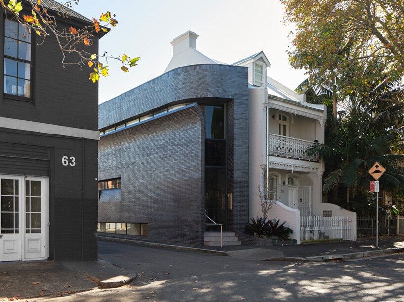 智能设计工作室的尼克森街别墅初具规模，砖面剥落