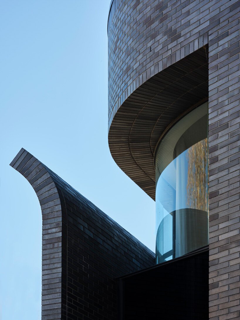 智能设计工作室的尼克森街别墅初具规模，砖面剥落