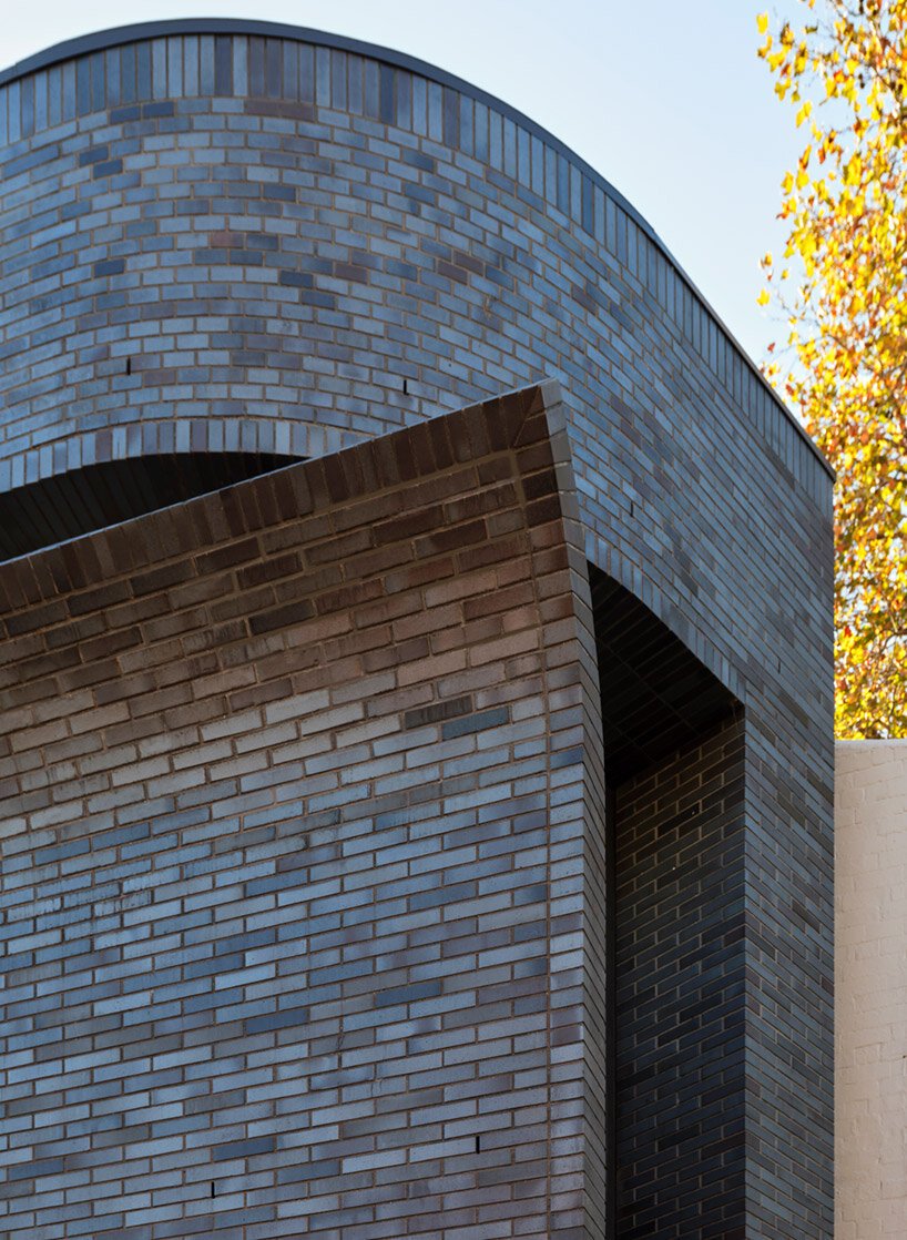 智能设计工作室的尼克森街别墅初具规模，砖面剥落