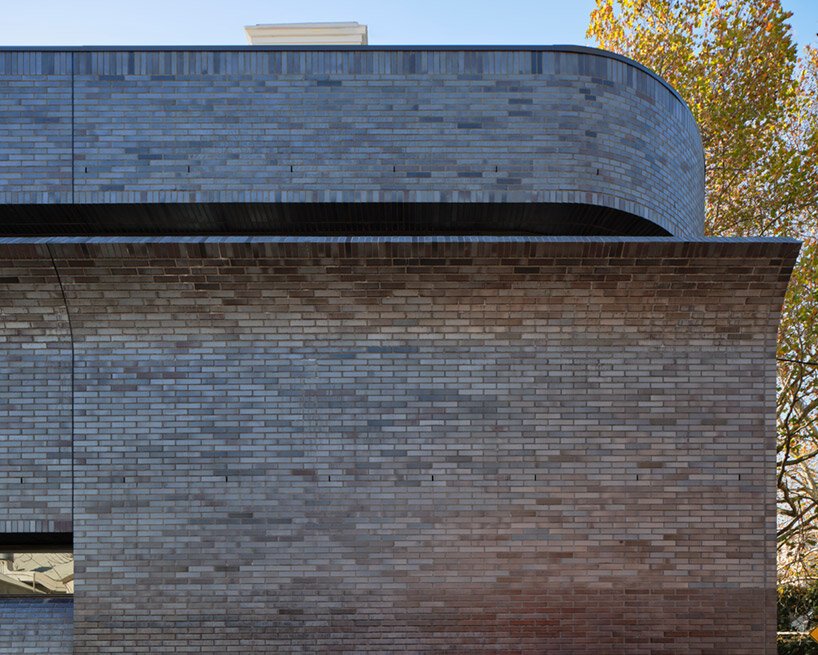 智能设计工作室的尼克森街别墅初具规模，砖面剥落