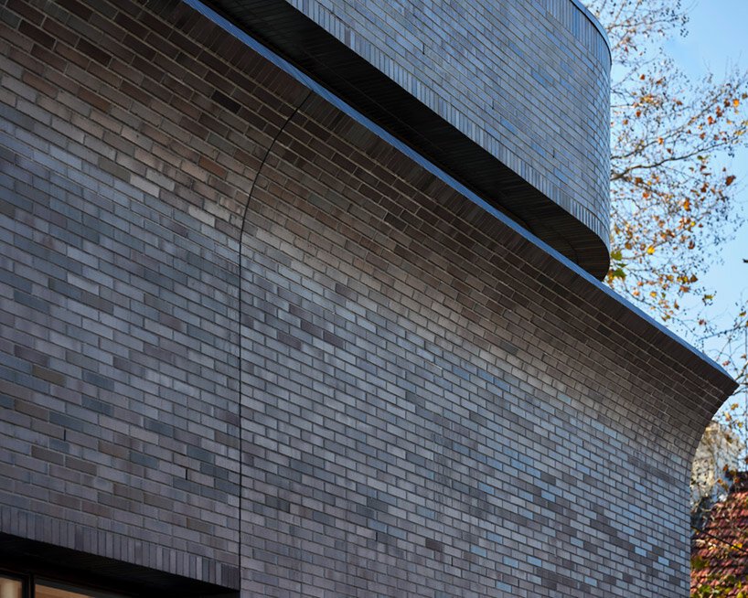 智能设计工作室的尼克森街别墅初具规模，砖面剥落