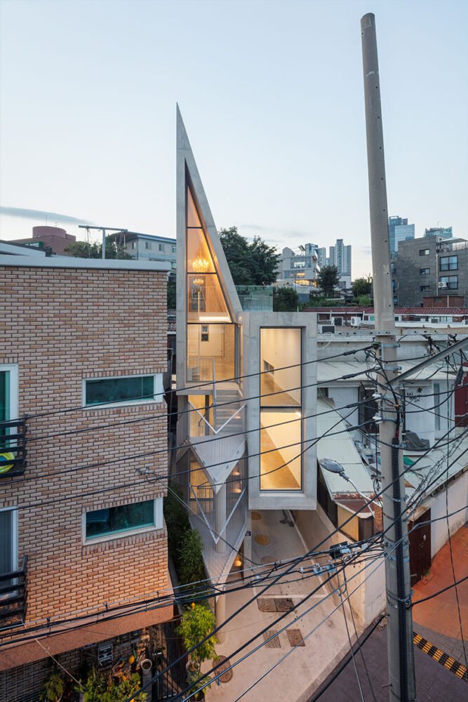 SML builds an extruded triangular residential volume in south korea, according to the right of sunlight
