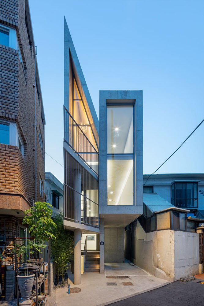SML builds an extruded triangular residential volume in south korea, according to the right of sunlight