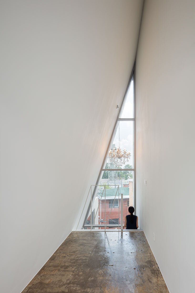 SML builds an extruded triangular residential volume in south korea, according to the right of sunlight