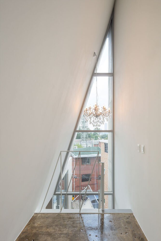SML builds an extruded triangular residential volume in south korea, according to the right of sunlight