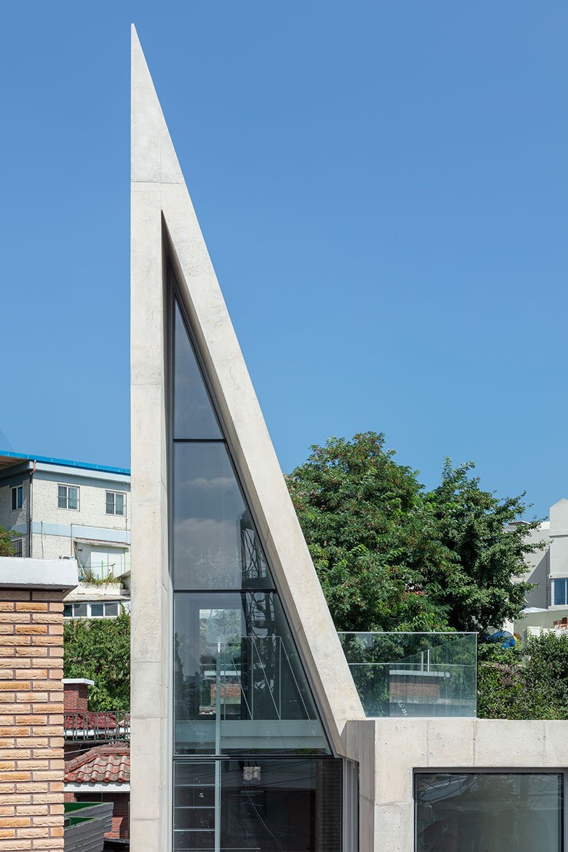 SML builds an extruded triangular residential volume in south korea, according to the right of sunlight
