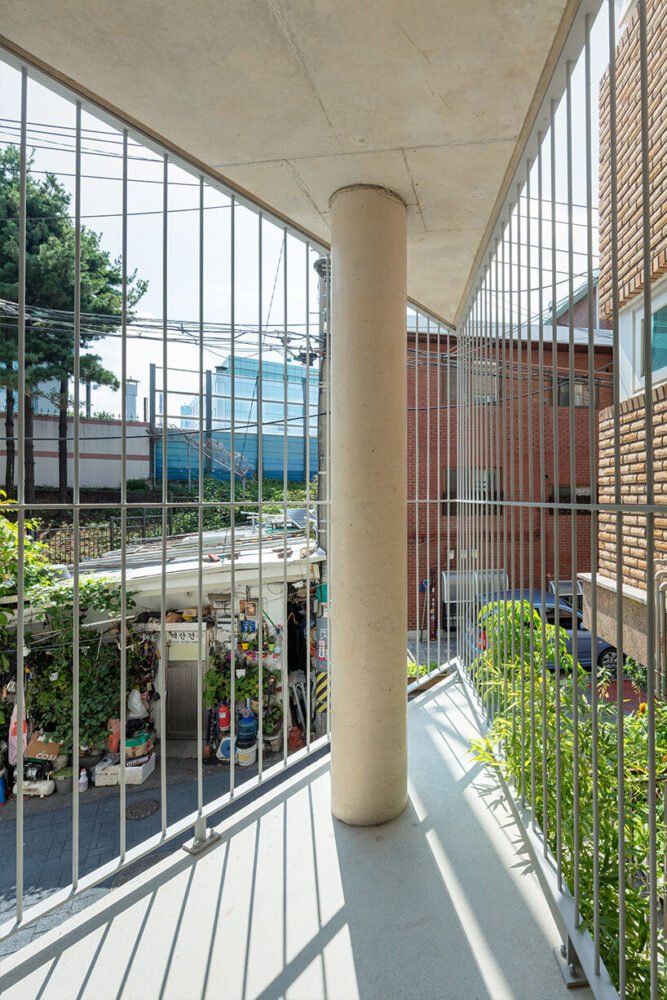 SML builds an extruded triangular residential volume in south korea, according to the right of sunlight