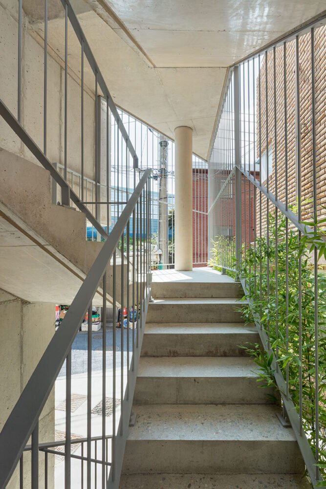 SML builds an extruded triangular residential volume in south korea, according to the right of sunlight