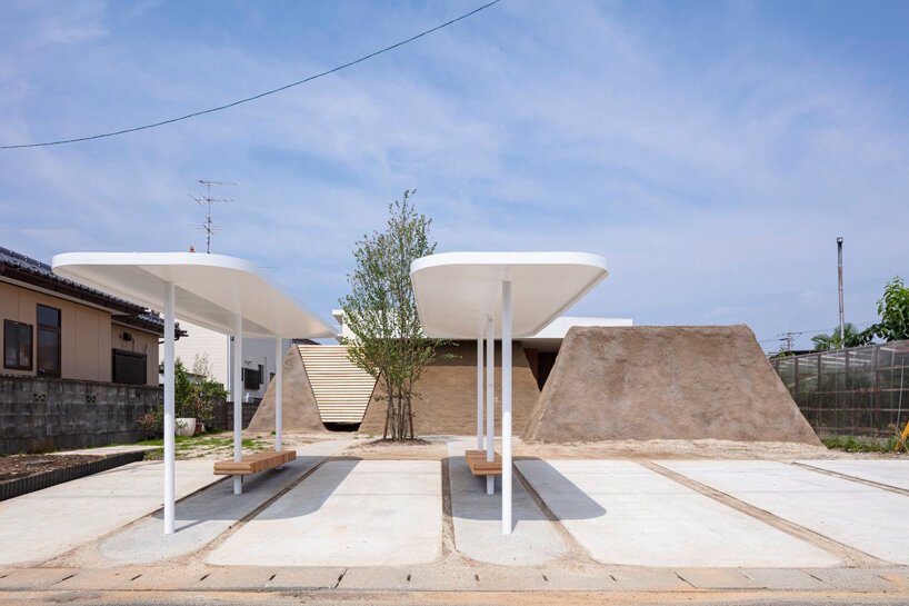 ADX 将挖掘出的土壤转化为日本这座房屋的梯形墙 ADX 将挖掘出的土壤转化为日本这座房屋的梯形墙