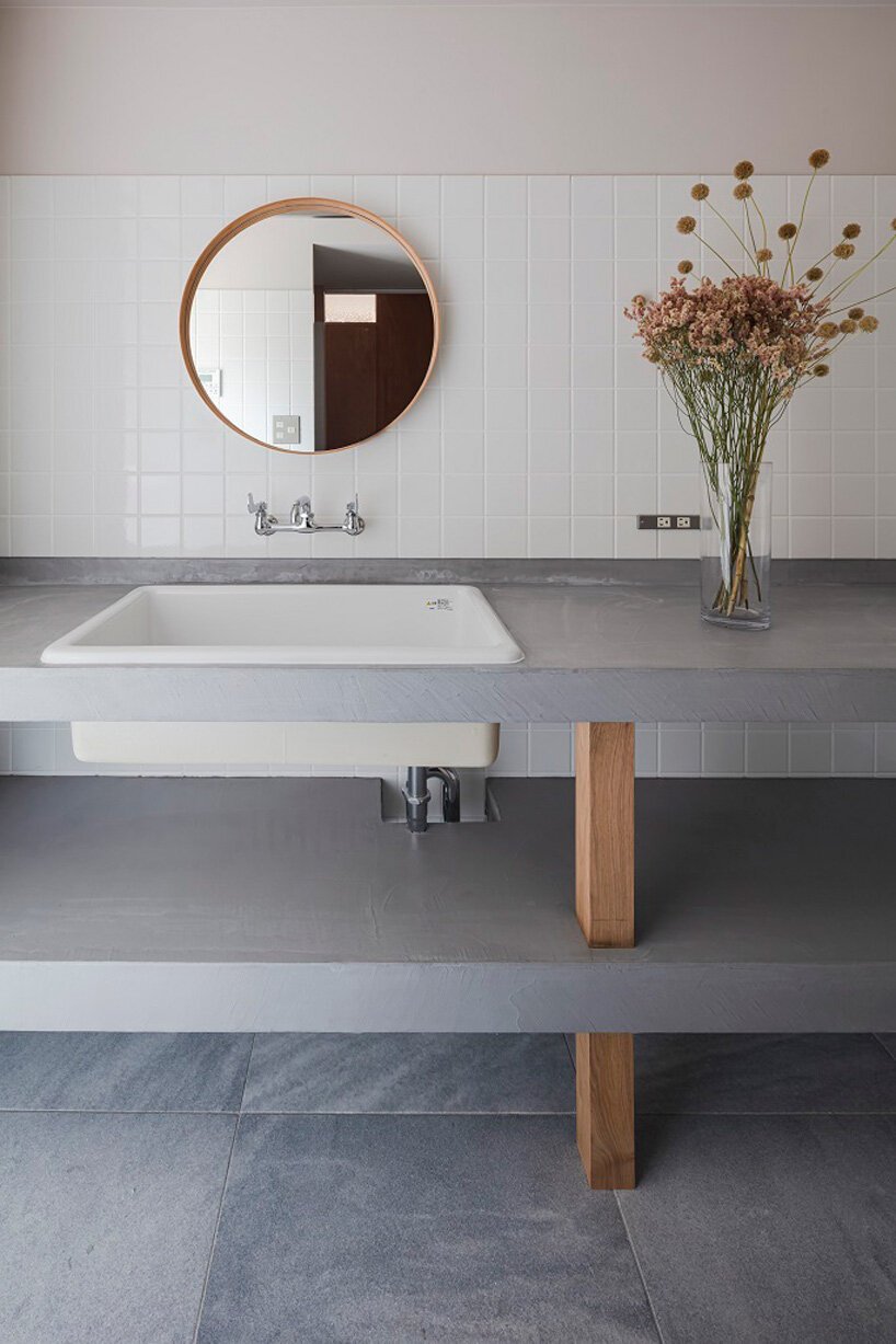 ADX 将挖掘出的土壤转化为日本这座房屋的梯形墙 ADX 将挖掘出的土壤转化为日本这座房屋的梯形墙