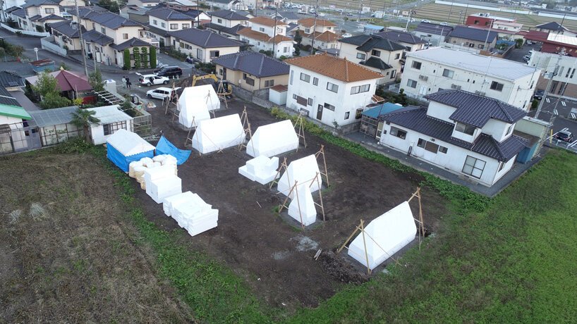 ADX 将挖掘出的土壤转化为日本这座房屋的梯形墙 ADX 将挖掘出的土壤转化为日本这座房屋的梯形墙