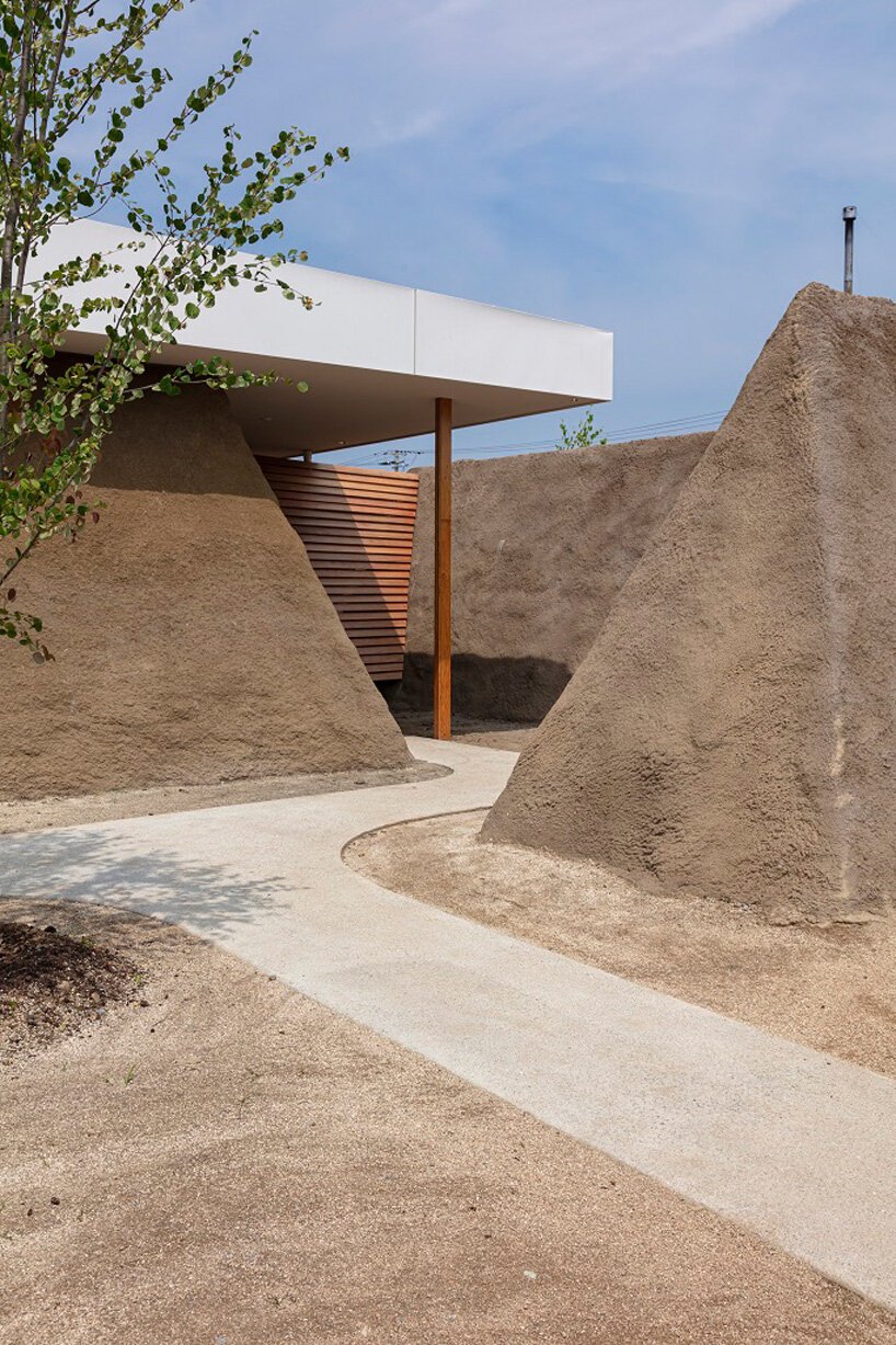 ADX 将挖掘出的土壤转化为日本这座房屋的梯形墙 ADX 将挖掘出的土壤转化为日本这座房屋的梯形墙