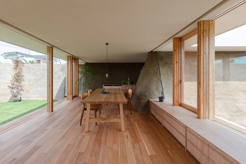 ADX 将挖掘出的土壤转化为日本这座房屋的梯形墙 ADX 将挖掘出的土壤转化为日本这座房屋的梯形墙