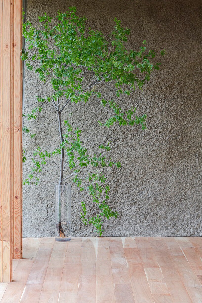 ADX 将挖掘出的土壤转化为日本这座房屋的梯形墙 ADX 将挖掘出的土壤转化为日本这座房屋的梯形墙