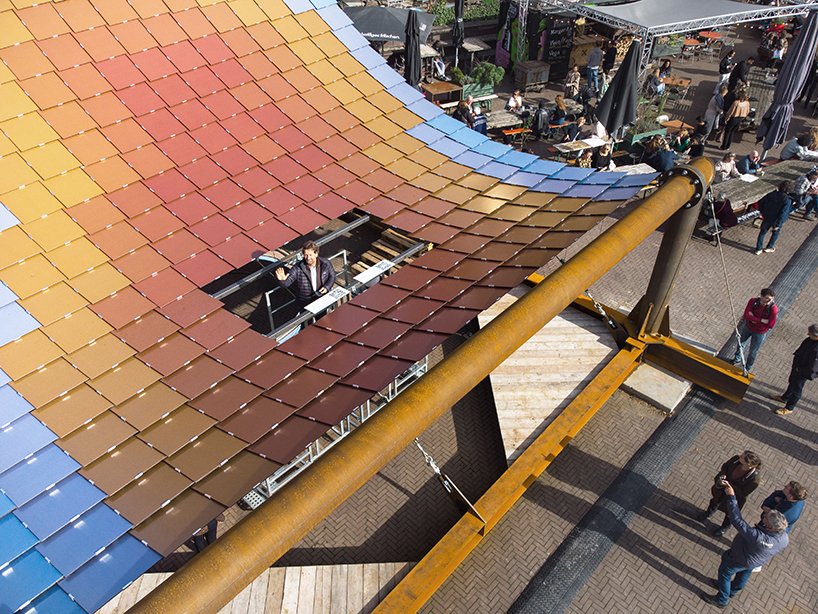 荷兰设计周上起伏的太阳能馆为游客提供庇护并收集阳光 荷兰设计周上起伏的太阳能馆为游客提供庇护并收集阳光