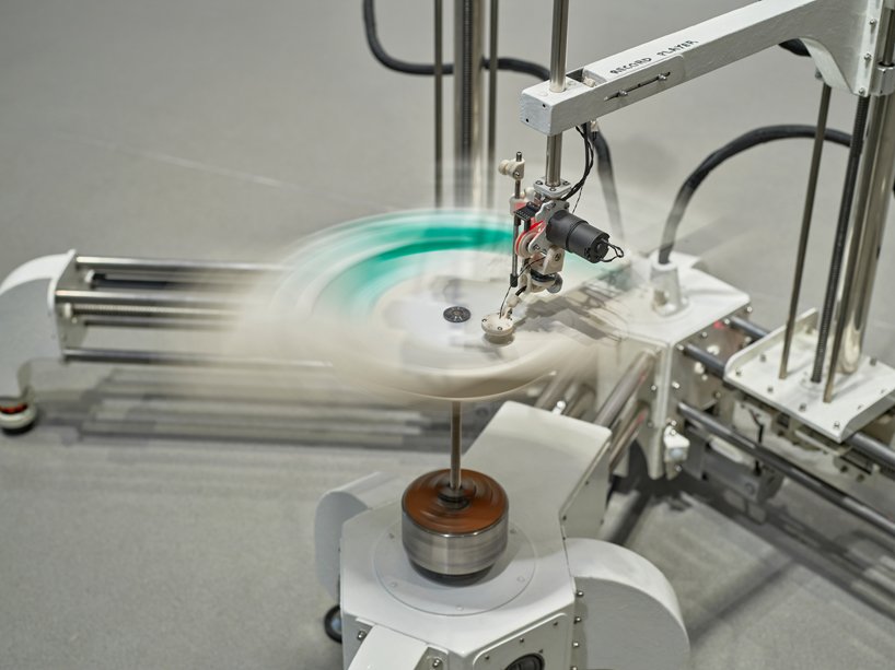 ujoo+limheeyoung 的机械留声机利用塑料废物产生音乐