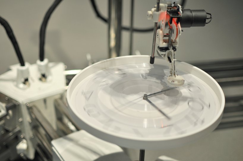 ujoo+limheeyoung 的机械留声机利用塑料废物产生音乐