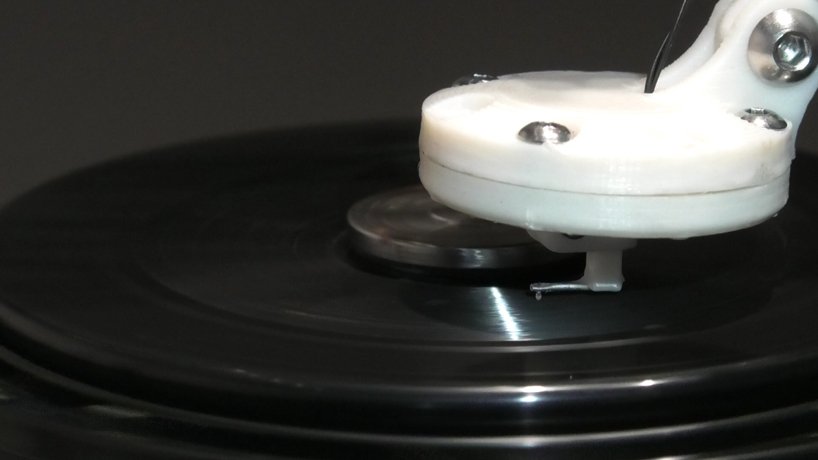 ujoo+limheeyoung 的机械留声机利用塑料废物产生音乐