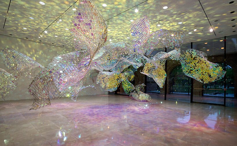 艺术家 soo sunny 公园位于有限的空间中，并将光线作为雕塑材料